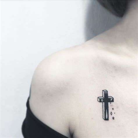 Tatuagens de cruz: significados, modelos e 65 fotos